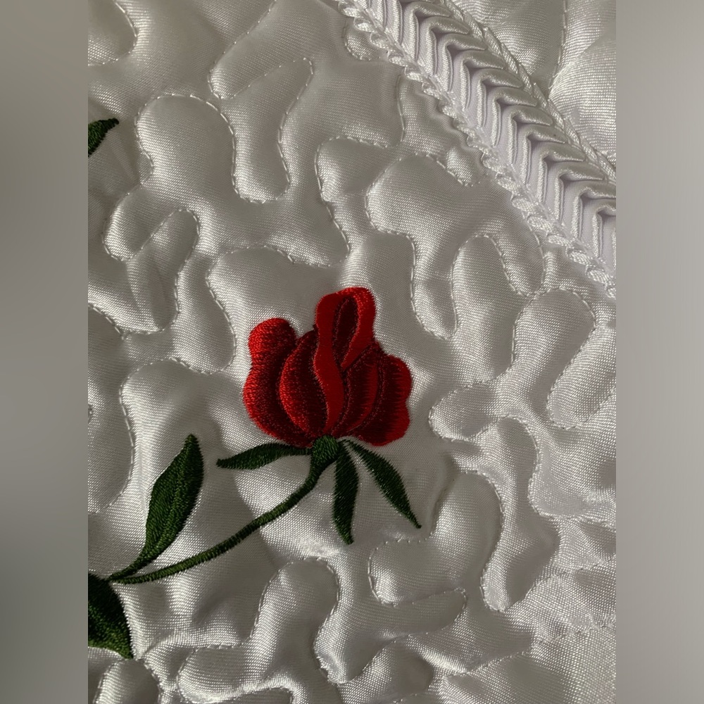 New Red Roses White Satin Embroidered Quilted Bedspread Full Double - Picture 11 of 16